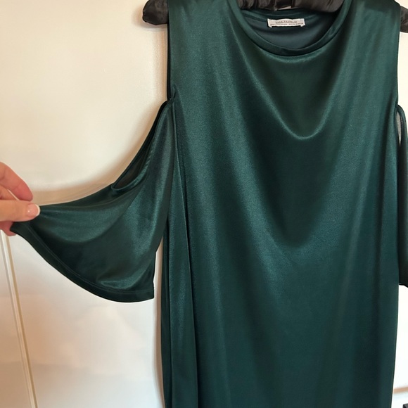 Emerald green cold shoulder dress - Picture 2 of 3